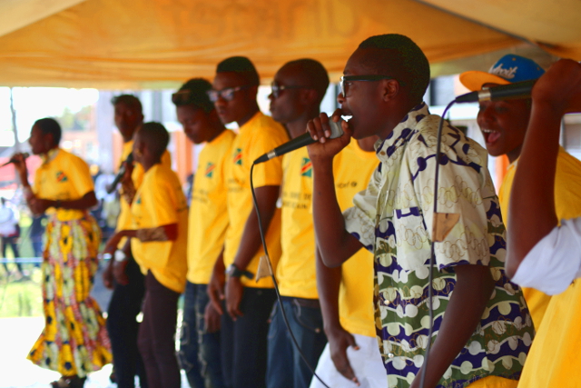 Toussaint, 17 ans, chante pour la paix et l’éducation à Goma