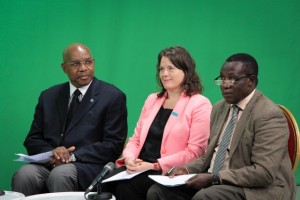 François Muamba, coordonnateur du mécanisme national de suivi de l'accord-cadre, Sylvie Fouet, Représentante adjointe de l'UNICEF en RDC, et Baudoin Amuli, Coordonnateur National de la CIRGL sur le plateau de l'émission "La Voix de l'enfant" de la RTNC
