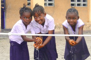 Le système ainsi installé permet à tous les enfants de se laver les mains ensemble