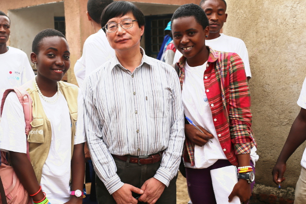 Moi (Nadia) et Laetitia, Enfants Reporters, aux côtés de SE Ushio lors de sa visite à Goma