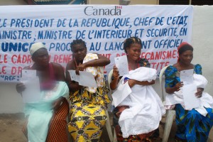 Les mamans montrent leurs actes de naissance