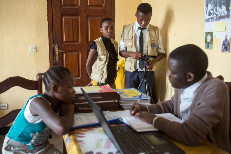 Laetitia Malira et Jospin Benekire, enfants reporters, réalisent un reportage vidéo sur le Parlement des Enfants de Goma le 30 septembre 2015. / On September 30th, 2015, Laetitia Malira and Jospin Benekire, child reporters, are making a video documentary on the Goma Children's Parliament.