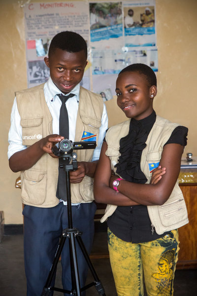 Laetitia Malira et Jospin Benekire, enfants reporters de la ville de Goma, posent lors d'un reportage qu'ils réalisent sur le Parlement des Enfants de Goma, le 30 septembre 2015. / On September 30th, 2015, Laetitia Malira and Jospin Benekire, child reporters, are posing while making a video documentary on the Goma Children's Parliament.