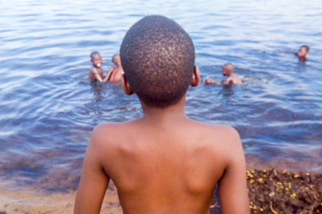 Lac Albert : à la rencontre de Bahati, enfant pêcheur