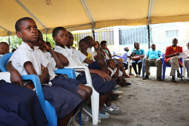 Des enfants venus recevoir leurs actes de naissance à l’ occasion d’une cérémonie spéciale à la commune de Goma.