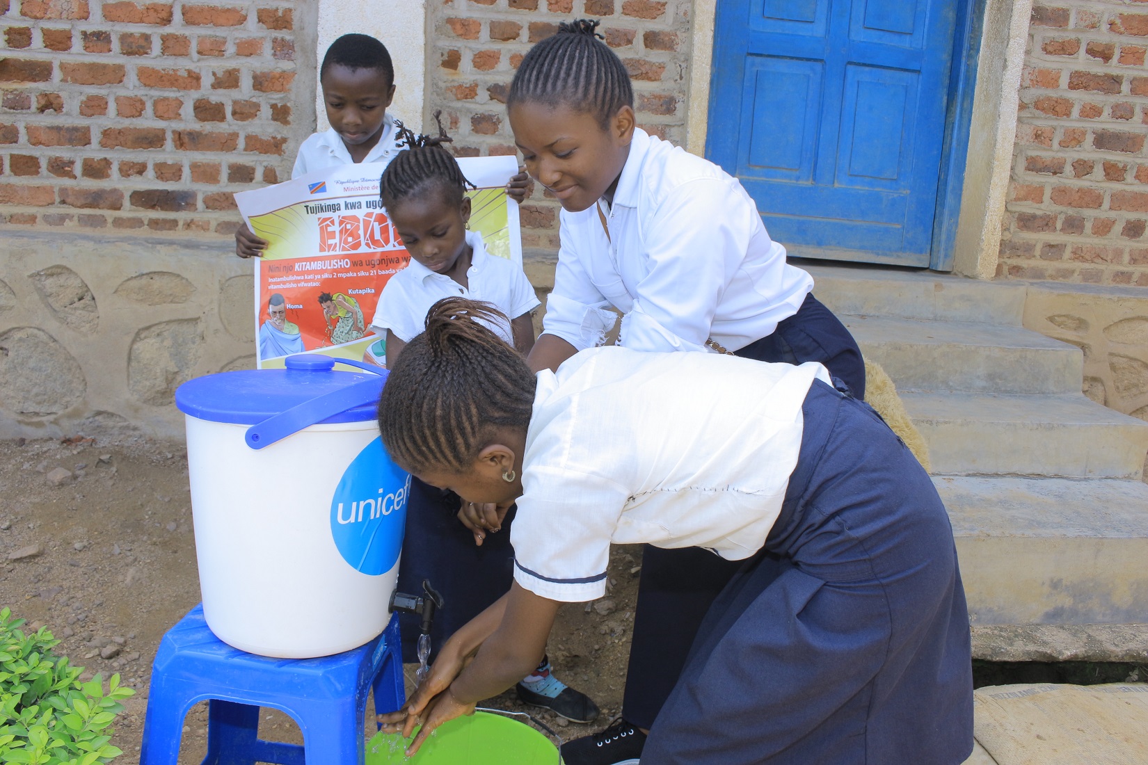 Sensibilisation sur le lavage des mains à l’école primaire Kanzulinzuli de Beni (© UNICEF DRC Musangi)
