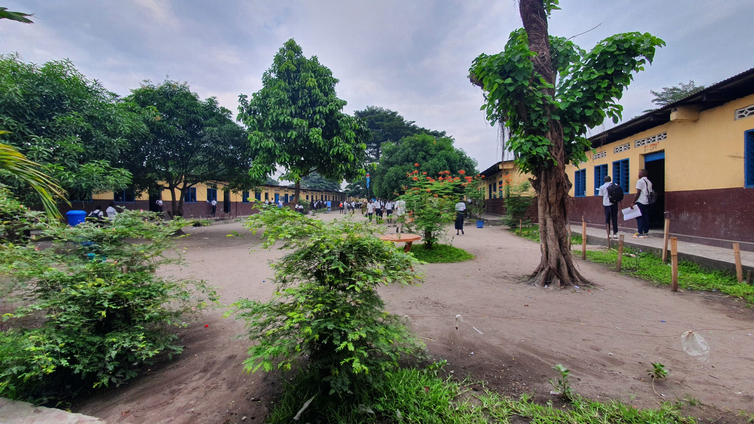 Une cours d'école en République démocratique du Congo @ponabana