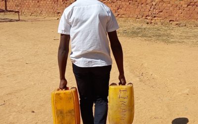 À Mbuji-Mayi, les enfants portent des lourds bidons pour s’approvisionner en eau