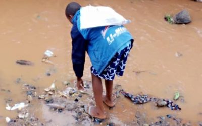 Bukavu : au lieu d’être à l’école, des enfants vendent de la ferraille à Bagira