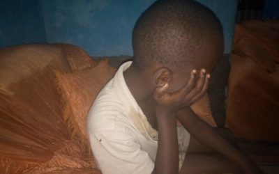 Ayant surmonté le traumatisme après le divorce de ses parents, un enfant vient en aide à un autre