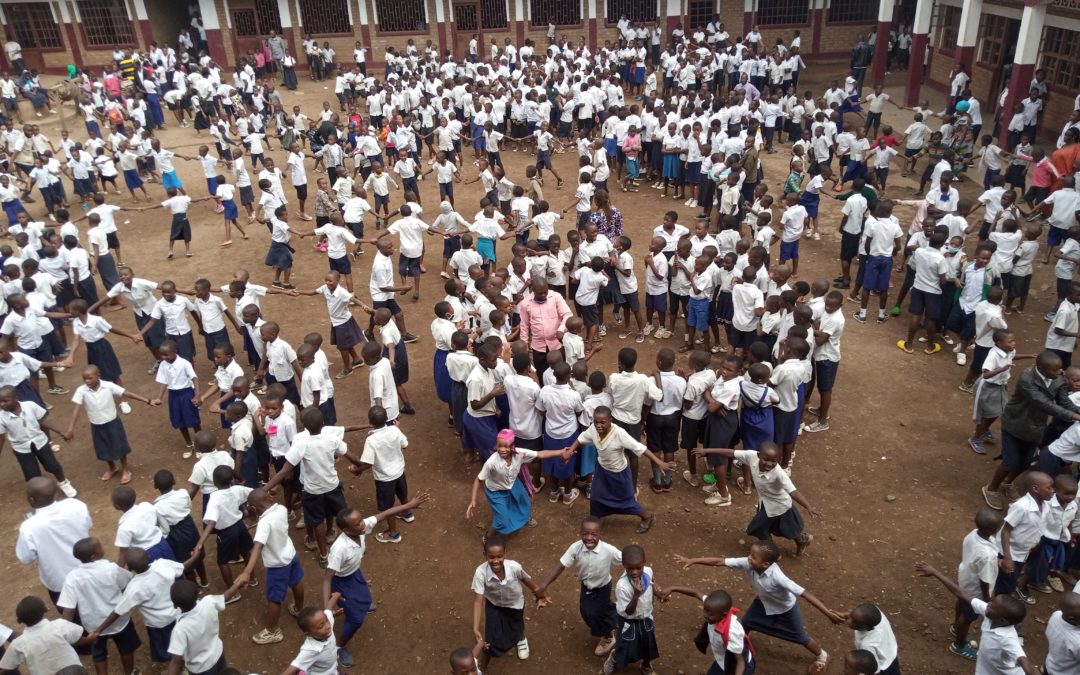 Des élèves dans la cour d'une école à Bukavu