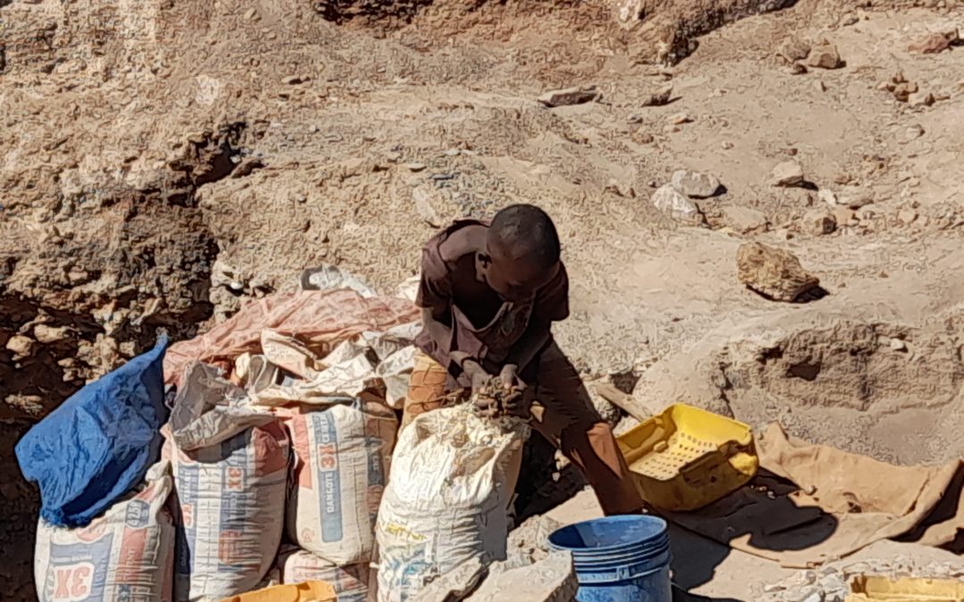 Enfant dans une carrière