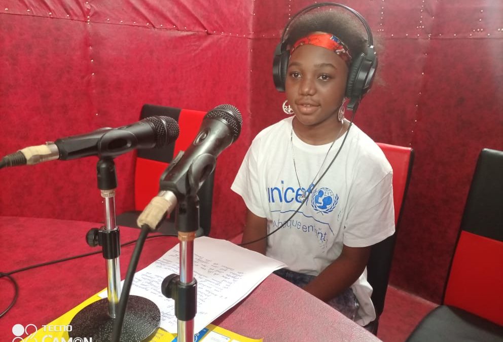 Un enfant reporter de Mbandaka dans le studio d'une radio locale