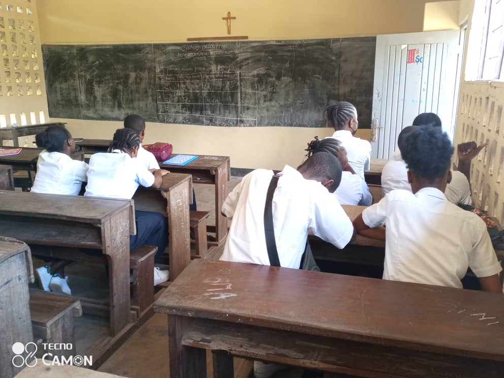 Une salle de classe sans enseignant. Rentrée scolaire 2021, septembre @ponabana