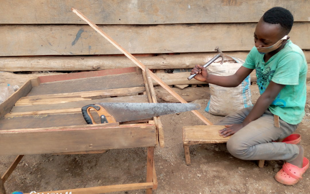 Un adolescent à Bukavu s’est lancé dans la menuiserie pour payer ses fournitures scolaires