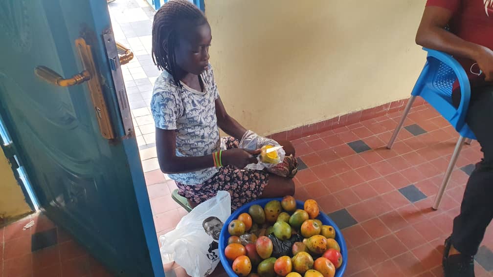 Abigaël vend des mangues pendant la grève des enseignants à Matadi