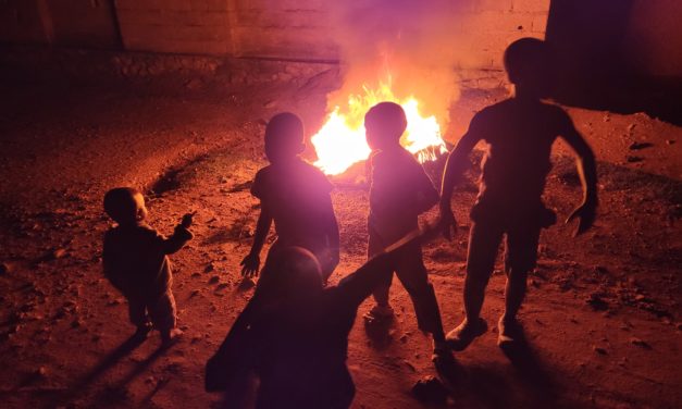 À Beni, les enfants dansent et chantent autour du feu la veille de Noël