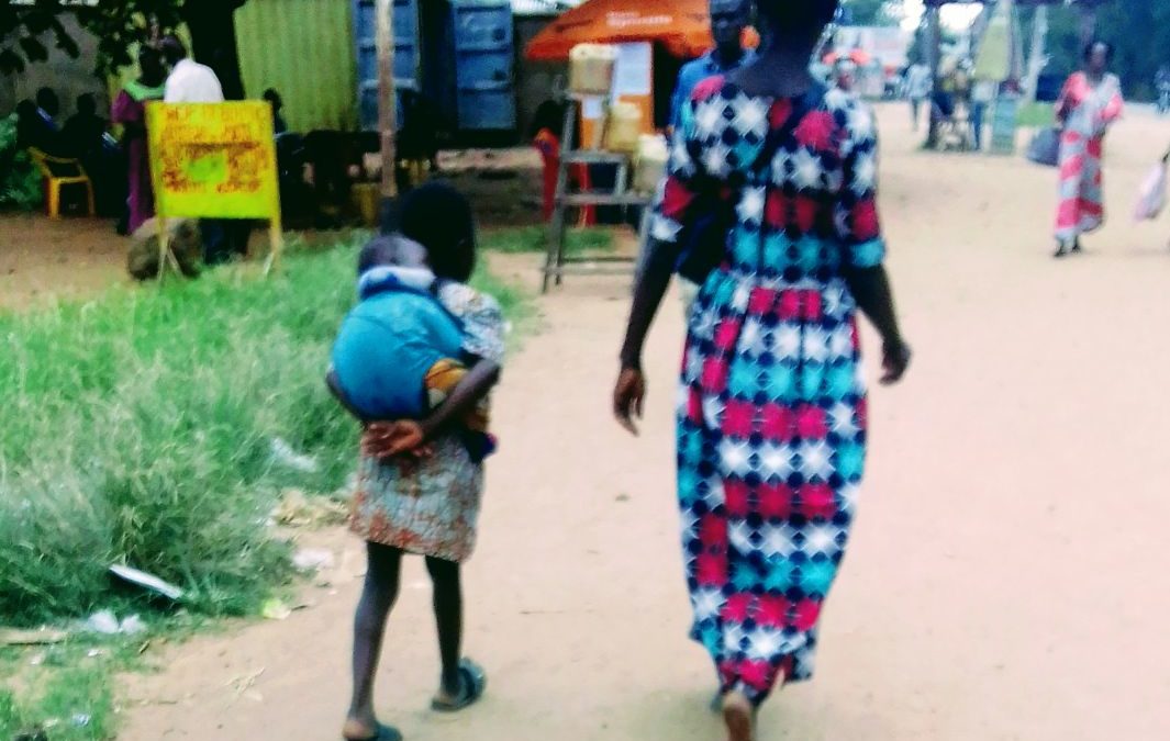 Un enfant accompagne sa mère au marché