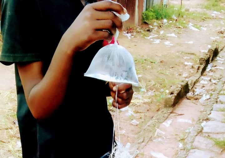 Une fille de 9 ans vend de l’eau pour subvenir à ses besoins à Mbuji-Mayi