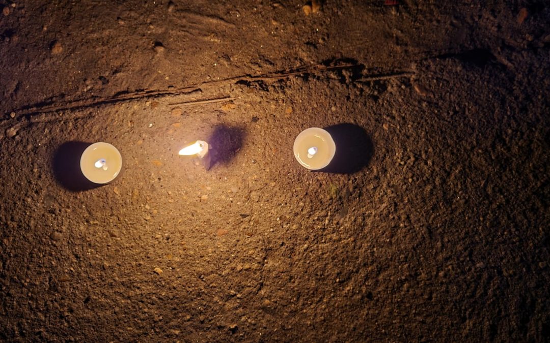 Deux bougies allumées lors du deuil collectif organisé par les jeunes dans la ville de Goma @ponabana, Jospin Benekire, janvier 2022