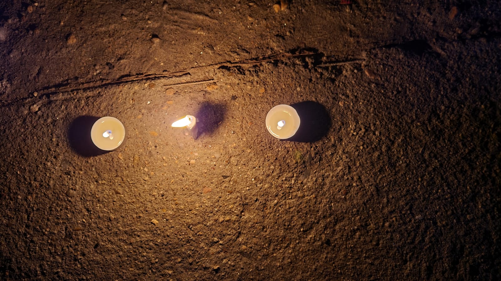 Deux bougies allumées lors du deuil collectif organisé par les jeunes dans la ville de Goma @ponabana, Jospin Benekire, janvier 2022