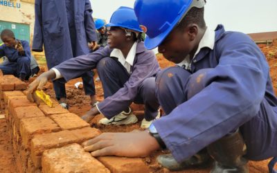 Jean Luc, 15 ans, n’est pas à l’aise dans la peau d’un maçon, mais…