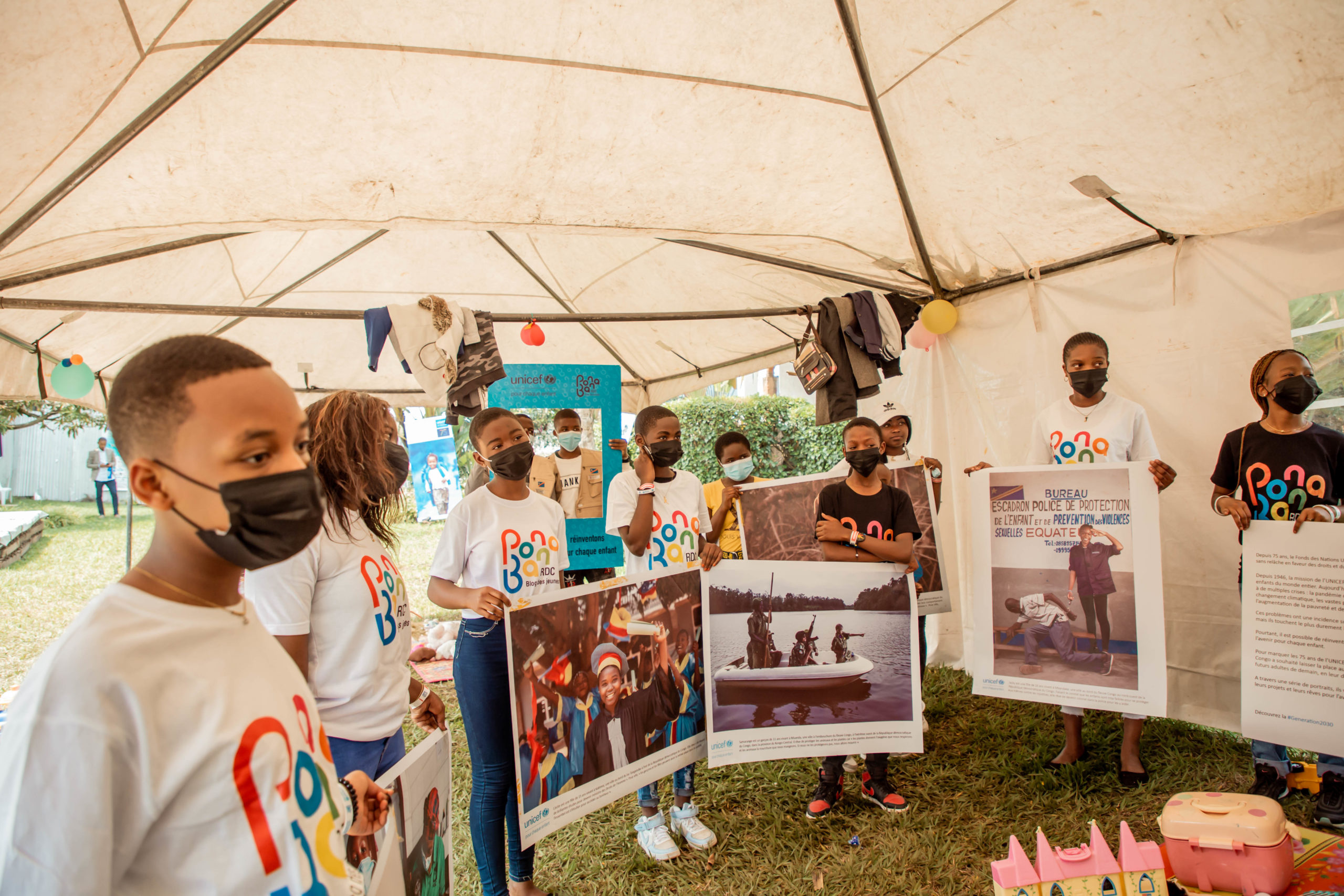 L’exposition des photos rêve d’enfants déplacés au village d’enfants pendant le festival @ponabana, Goma, février 2022