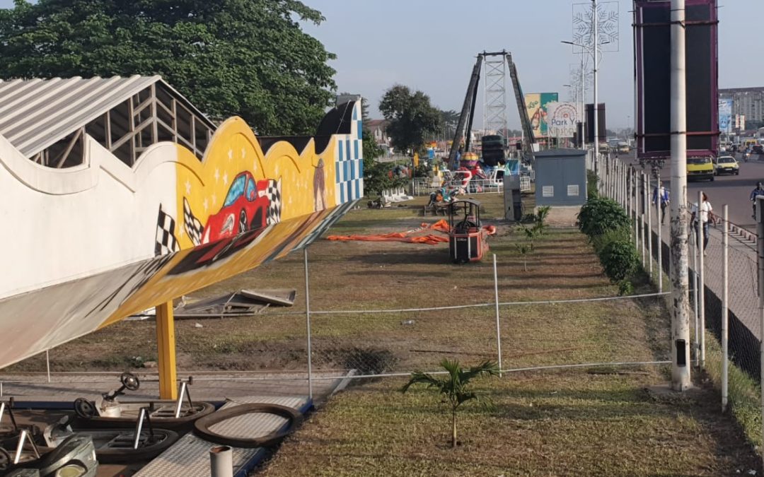 Les enfants sont en danger avec les jeux installés près du boulevard à Limete