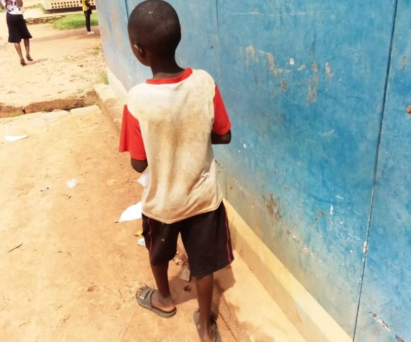 À 10 ans, Emmanuel mendie pour survivre à Mbuji-Mayi
