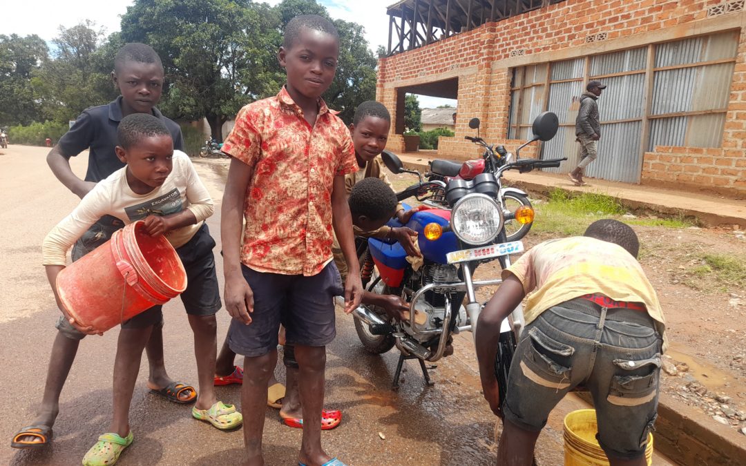 Beaucoup d’enfants se consacrent au lavage de motos à Kipushi