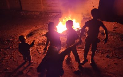 Des enfants de Beni autour du feu