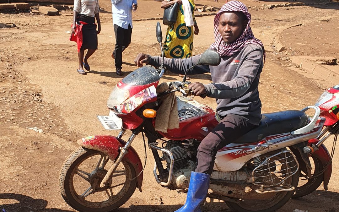 Un élève conducteur de taxi moto à Bukavu