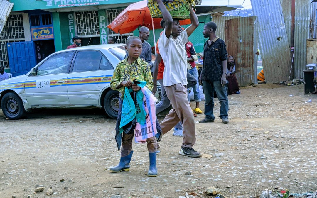 A Bukavu, un enfant vend des sacs en plastique pour nourrir sa famille