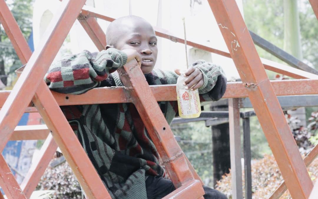 A Goma, Janvier, enfant de la rue de 11 ans, se drogue à la colle
