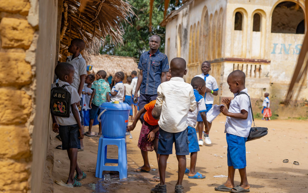 Elèves se lavent les mains à Mbandaka contre Ebola