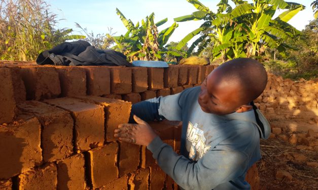Joël fabrique des briques pendant la grève des enseignants à Kipushi
