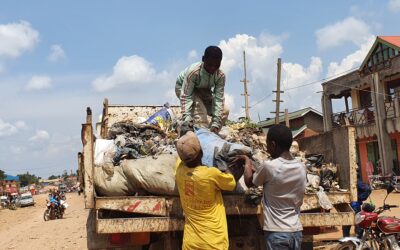 Des enfants utilisés comme éboueurs au marché central de Komanda