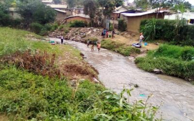 Se laver dans la rivière Nyamukawa, un danger pour la santé des enfants à Bunia