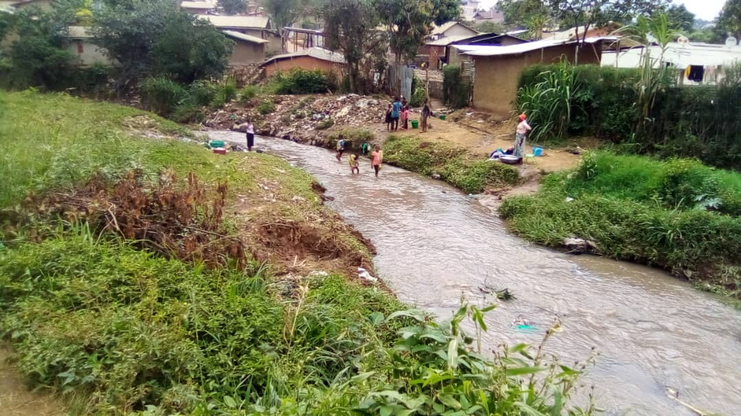 Se laver dans la rivière Nyamukawa, un danger pour la santé des enfants à Bunia