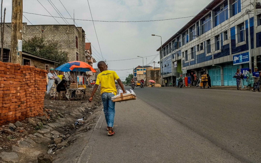 Christian, 9 ans, vend des cacahuètes pour vivre