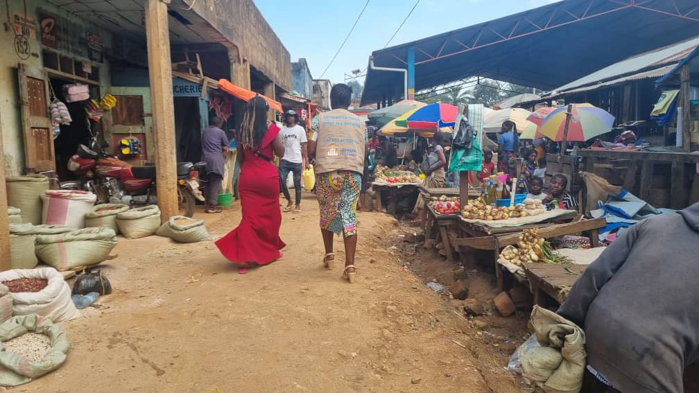 Les enfants reporters au marché Kilokwa de Beni
