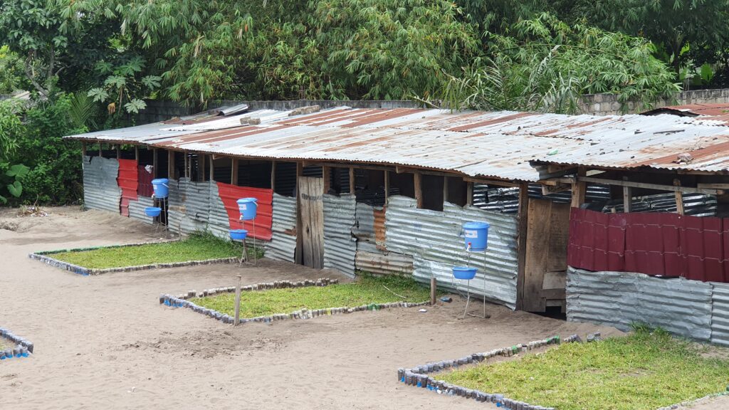 Ecole Primaire Ngandayala, une école en tôles