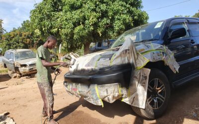 Moise combine les études et travaille comme peintre dans un garage à Bunia