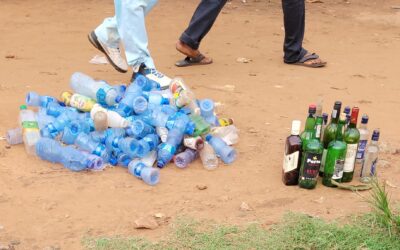 A Mbuji-Mayi, Gédéon ramasse des bouteilles en plastique pour préparer sa rentrée scolaire