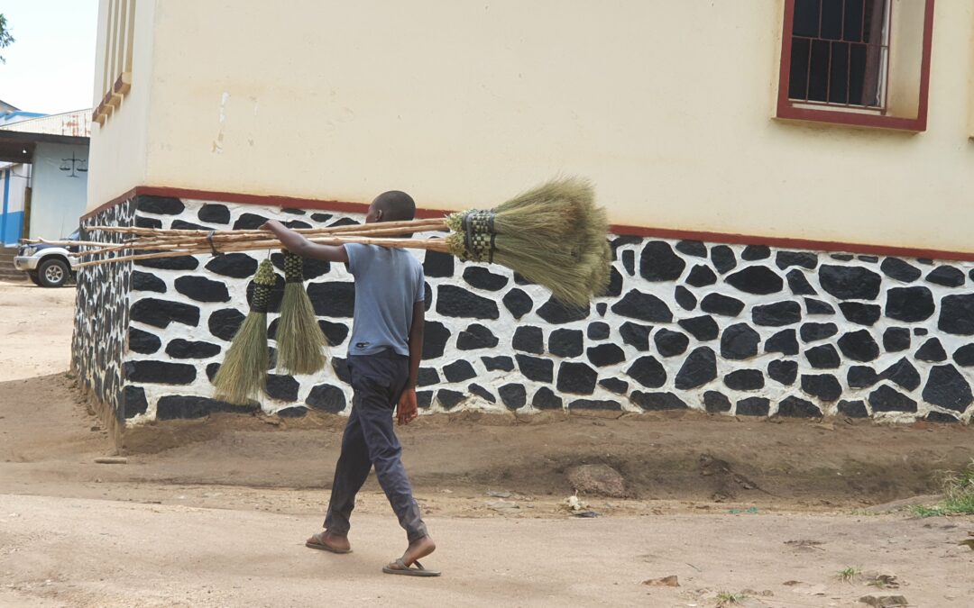 Aristide vend des balais pour supporter ses études