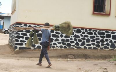 Aristide vend des balais pour supporter ses études
