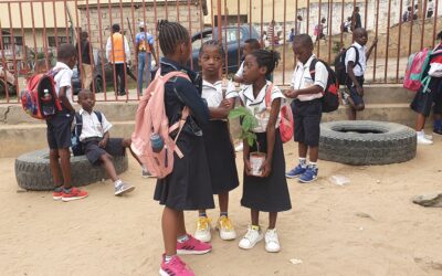 Elle apporte des plantes a l’école pour son devoir de botanique à Matadi