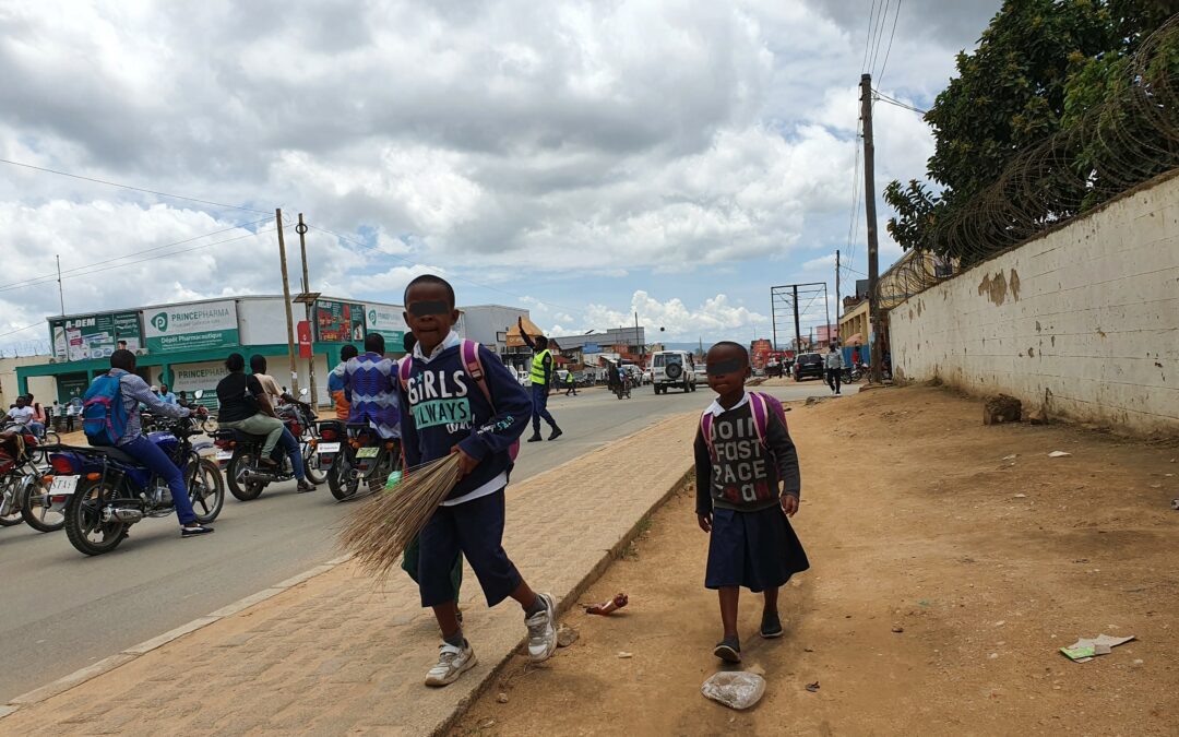 Gad et sa sœur marchent tous les jours pour se rendre à l’école.
