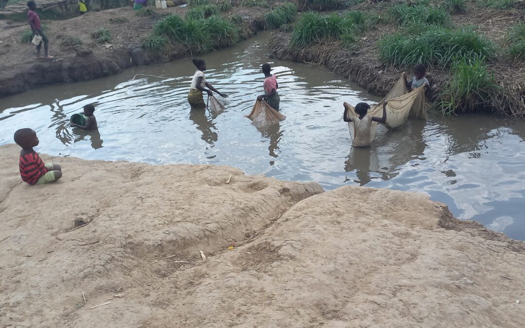 David est souvent malade à cause des eaux usées à Matadi