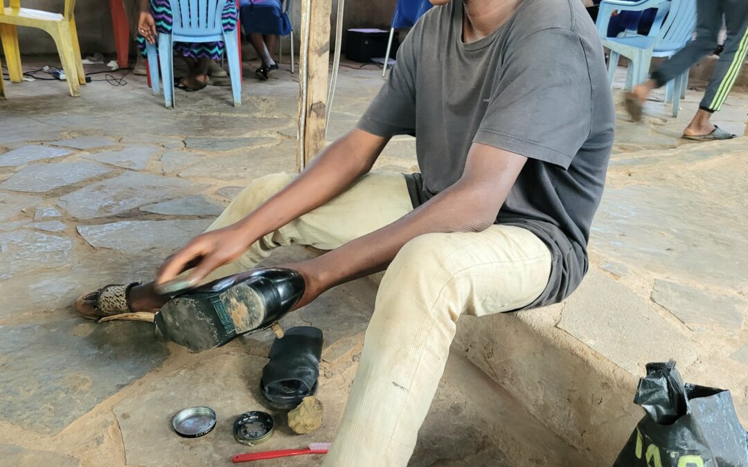 A 15 ans, il alterne études et petit métier